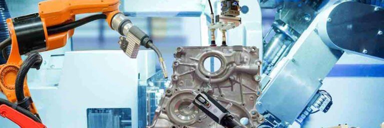 Zwei automatisiere Maschinen setzen Bauteile zusammen